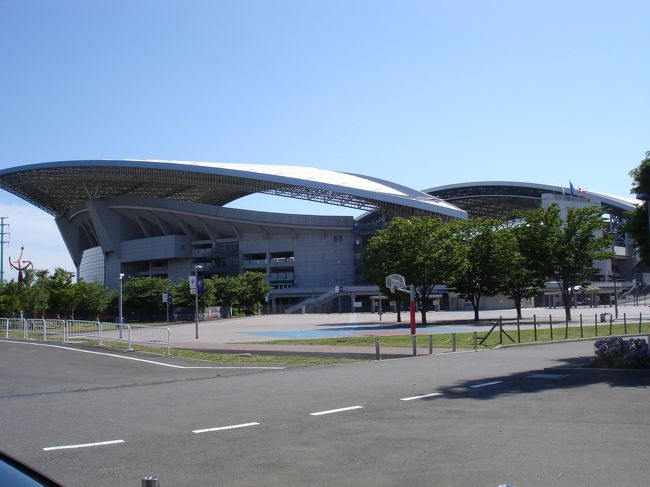 時期を考慮すると、珍しく天気のいい平日の休み、かみさんは本日お仕事。つまりうちはオイラだけ…。<br /><br /><br />何にもしないのはもったいない…。<br /><br /><br /><br />でも<br /><br />「あちーーーーーーーー」<br /><br /><br /><br />遠くには行かれないから、近くでなかなか行かれないところに行ってみようと近隣の地図とにらみ合い…。<br /><br /><br /><br />埼スタか…。<br /><br />そういえばあんなに近いのに一度も行ったことないな…。<br /><br />もし暑かったらイオン浦和美園で涼むこともできるし…。<br /><br /><br />折しもこの日はFIFAワールドカップ南アフリカ<br />日本対デンマークの試合開催日。<br />その最中ここもパブリックビューイングが設置され、何とかも眠る丑三つ時のさらに後から始まる試合を見るために大挙して詰めかける現場でもある。<br /><br /><br />撮影した時刻は午後3時過ぎ。<br />キックオフまで12時間くらい前だけど、もう青シャツ軍団は来てるのか見に行ってみようとも思い、30分弱かけて行ってみた。<br /><br />そんな単純な理由です。