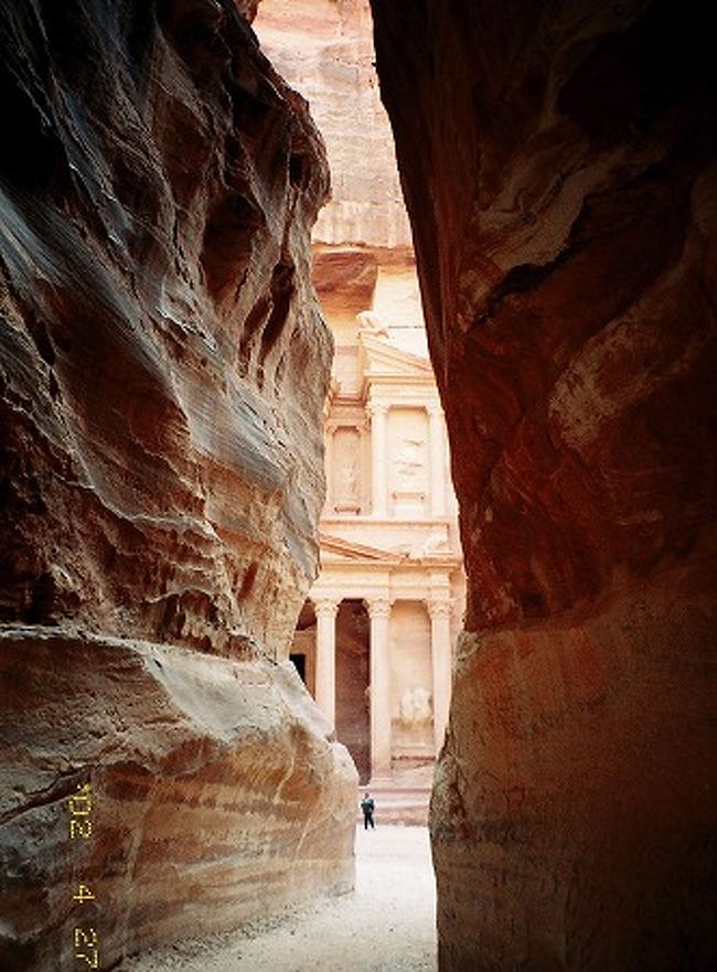 ぺトラ遺跡<br /><br />編集中！<br /><br />思い出しながらコメント追加します。まずは画像だけ f(^-^;)<br /><br />『シリア・ヨルダンとバールベック古代遺跡の旅 １０日間』<br /><br />□4/21 成田→イスタンブール→シリア ダマスカス<br />□4/22 ダマスカス→レバノン バールベック観光→ダマスカス<br />□4/23 ダマスカス→パルミラ観光（パルミラ泊）<br />□4/24 →マルーラ村→ダマスカス市内観光（ダマスカス泊）<br />□4/25 ダマスカス→ボスラ→ジェラシュ遺跡（アンマン泊）<br />□4/26 アンマン市内観光→死海→ペトラ（ペトラ泊）<br />■4/27 ペトラ遺跡観光（ペトラ泊）<br />□4/28 ペトラ→マダバ ネボ山→アンマン（アンマン泊）<br />□4/29 アンマン→イスタンブール→<br />□4/30 →成田 <br />