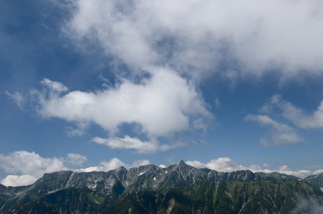 安曇野から見る三角錐の山ー常念山脈の最高峰ー常念岳<br /><br />一ノ沢からのピストン登山です。<br />麓の駐車場からピークまで約5時間、その頂に立つことはこの上ない満足感です。常念からは槍穂高の雄姿が見てとれます。１泊して朝夕の素晴らしい風景をShotしたかったなぁ〜と思いつつ、また再度ここへ戻ってくる理由ができました。<br /><br />さすがに夏山はガスってなかなか撮影機会があ少なかったでしたが、その雄姿をファインダーに収めることができました！　<br /><br />俺ってガス男！？　いやいや、俺じゃぁないよ！！　Who is GAS MAN?　