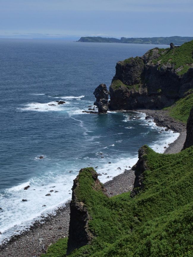 北海道を2ヵ月かけてまわりました。<br />いよいよ、最終章です。行きは、青森からのフェリーを利用しましたが、その時に船内でおしゃべりした方に教えてもらって、帰路は、小樽から新潟のフェリーを利用しました。個室ほど高くはないが、S寝台というカテゴリーがあり、カーテンで個室っぽくなったベッドが指定されて、荷物置き場もあるし、個室的な感覚でゆっくり寝ることができました。<br />旅の最初に訪れた積丹半島は、天候がいまいちで、楽しみにしていた積丹ブルーの海を見られませんでした。旭岳の時とどうよう、小樽に連泊して、天候をにらんで、やっと訪れた晴れの日の早朝に、宿を飛び出して、積丹からニセコを走り回り、積丹ブルーのリベンジを果たしました。<br />苦労のあげくに、出会えた絶景は、苦労ゆえ、喜びもひとしおでした。<br /><br />