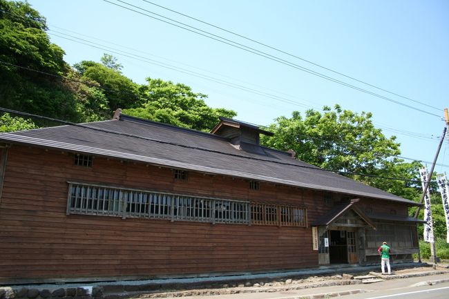 2010年の春に修復されたばかりの茨木家中出張番屋が一般公開されたので行って見ました。<br /><br />地元の人たちが随分見に来ていたようです。中には昔、子どものころよくここに来ていたというおばあちゃんなどもいました。<br /><br />この建物は茨木家の初代・茨木與八郎によって明治45年に建てられたものです。一般的な鰊番屋では親方家族と漁夫らの住むスペースが土間で区切られていますが、ここでは親方家族は別の本邸に住み、船頭などやや上級の労務者と漁夫らなど下級の労務者が使用していたそうです。