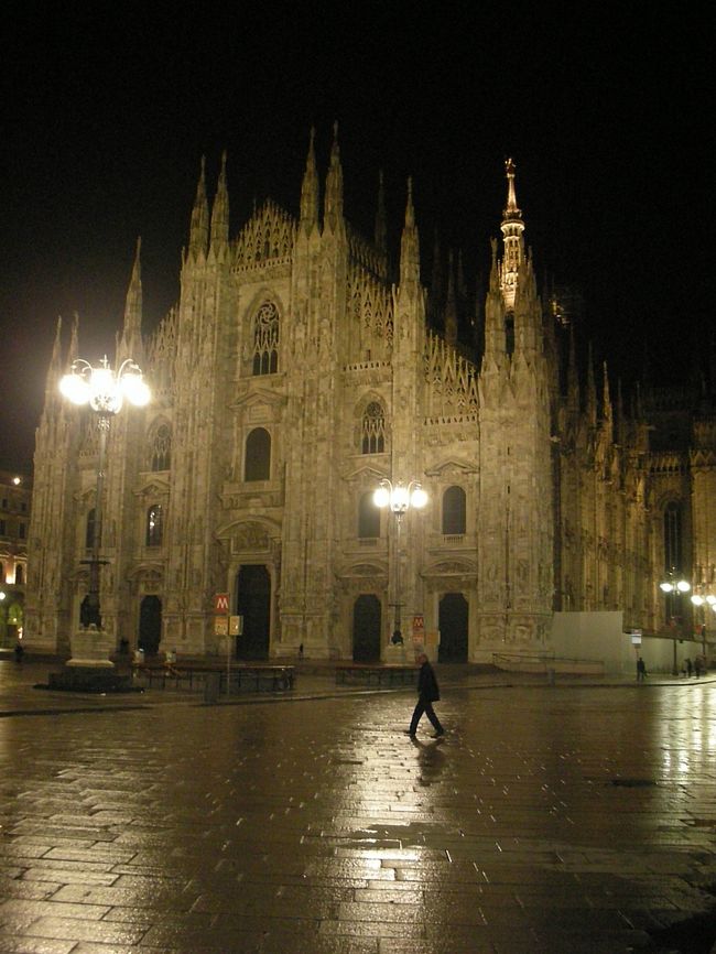 ローマからフェレンツェに入りいよいよ最後の街ミラノに向かいます。ユーロスターに乗りミラノ入りしました。<br />数年振りのミラノです。<br />１９９９年に初めてイタリアに行った時、ミラノからの入国でした。そして目の前にドーンと表れた大聖堂。<br />度肝を抜かれ、感動したのを思い出します。<br />それではミラノ散策の足取りを紹介します。
