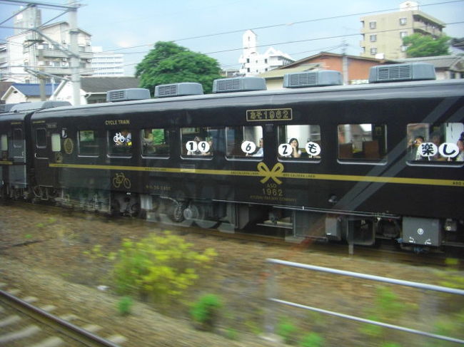 人吉からの帰り道，熊本駅に着く寸前に，「ＳＬ人吉号」は「あそ１９６２号」と平行に走ります。ＪＲの粋な計画です。こんな楽しみ方もあるのです。