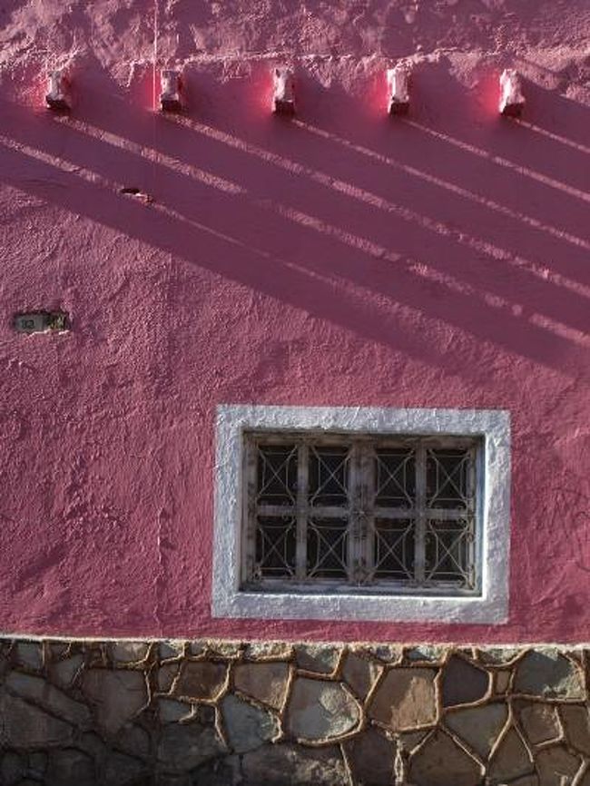 メキシコとのつき合いも30年近くになり、今回は、9度目の旅です。<br />一昨年から初めた一眼レフ・デジカメを持っての旅なので、フォトジェニックな町をイメージして、高原都市めぐりをしてきました。<br />とりわけグアナファトでは、いろんな色にペイントされた家が可愛くって、写真を撮りまくりました。<br />ここでは、カラフルな家の写真にしぼって掲載しました。<br /><br /><br />