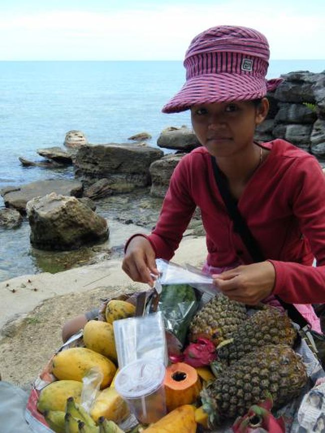 5月の異常に暑い中、海辺のリゾートであるシアヌークビルに行きました。<br /><br />ビーチがいっぱいあるようで、どのビーチにはこれがあるという現地のフリーペイパーを参考にしたかったのですが、行ってみないとはっきりつかめないのが現状でした。<br /><br />落ち着いたのはSerendipity/セレンディピティ・ビーチで、岩がちな海岸を湾曲して沿って作られているゲストハウス兼ビーチレストラン・バーが海にせり出していて、そんなカフェでぼうっとしているのがよかったです。<br /><br />バックパッカー好みのシーサイドリゾートのくせに政府が作った意味不明に幅広い、まるで高速道路のような道が海辺の町の情緒をうばっている印象。<br /><br />そのわりにお目当ての海岸に出る道は舗装のない、雨が降ると川代わりになる泥砂利道で、さらにりっぱな距離まであったりする。<br /><br />そんなおかしな町並みながら、町にある日本レストランの`カフェすし&#39;ではシャリぐあいがいい、本物の清潔な握りずしが現地でとれる鯵ずくしで食べられたり、ゴ−ルデンライオンと名の付いたロータリーが目印となってかたまるお店が利用しやすかったりと、何日もいられそうな便利な所でした。<br /><br />海岸に数件並ぶどれも同じメニューのBBQは、3ドルくらいの安さでほんとに美味しく、泳ぐ海でなく`すごすビーチ´として楽しんできました。<br /><br />ただし、乗り物の客引きや物乞いや色んなものを売りに来る現地の人々には疲れ、こりごりした気分を覚えるそんなところです。<br /><br />(というかカンボジアという国自体がそんなところなのでは)<br />