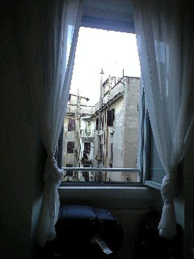 ローマとナポリに行きました。<br /><br />ローマでは、テルミニ駅すぐ横の<br />Ｂ&amp;Ｂに三泊しました。<br /><br />DioclezianoB&amp;Bです、<br /><br />バスタブ付きの部屋があいていたので、ここにきめました。<br /><br />お部屋も毎日お掃除してもらえます。<br /><br />ホームスティしてるような感じでした。<br /><br />ローマでは、エスケ家別荘、<br /><br />ナポリでは、カプリ島、ポンペイに行き<br />ナポリからローマ経由で帰国しました。<br /><br /><br /><br /><br /><br />
