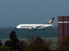 ２４．ＧＷの釜山旅行　ホリデイイン東武成田のお部屋から着陸する飛行機を眺めました