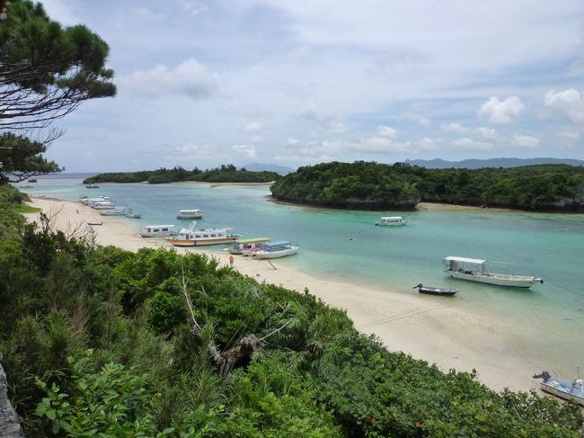 弾丸海外の旅、マニアックな国内の旅を好む私ですが、<br /><br />国内の離島もかなり訪れています。<br /><br />今回は、福岡出張のついでの「沖縄本島＆石垣島」。<br /><br />沖縄は4年ぶり、石垣島はなんと18年ぶりです。<br /><br />前日、那覇で宿泊料250円の宿に1泊し、<br />http://4travel.jp/traveler/satorumo/album/10474238/<br /><br />朝一番の便で石垣島へやってきました。<br /><br /><br />★離島シリーズ<br /><br />中之島（2015）<br />http://4travel.jp/travelogue/11108796<br />宝島(2015）<br />http://4travel.jp/travelogue/11108467<br />渡鹿野島(2015）<br />http://4travel.jp/travelogue/11104558<br />軍艦島(2015）<br />http://4travel.jp/travelogue/11067774<br />座間味島(2014）<br />http://4travel.jp/travelogue/11012275<br />直島(2011）<br />http://4travel.jp/traveler/satorumo/album/10563266/<br />沖縄本島(2010）<br />http://4travel.jp/traveler/satorumo/album/10475825/<br />http://4travel.jp/traveler/satorumo/album/10474837/<br />http://4travel.jp/traveler/satorumo/album/10474238/<br />石垣島(2010）<br />http://4travel.jp/traveler/satorumo/album/10474600/<br />舳倉島(2009）<br />http://4travel.jp/traveler/satorumo/album/10421387/<br />的山大島(2008）<br />http://4travel.jp/traveler/satorumo/album/10433086/<br />見島(2008）<br />http://4travel.jp/traveler/satorumo/album/10434165/<br />田代島(2008）<br />http://4travel.jp/traveler/satorumo/album/10438629/<br />神島＆答志島(2007）<br />http://4travel.jp/traveler/satorumo/album/10450551/<br />小豆島(2006）<br />http://4travel.jp/traveler/satorumo/album/10470626/<br />池島(2006）<br />http://4travel.jp/traveler/satorumo/album/10471632/<br />沖縄本島(2006)<br />http://4travel.jp/traveler/satorumo/album/10470372/<br />北大東島＆南大東島(2006）<br />http://4travel.jp/traveler/satorumo/album/10469581/<br />奄美大島(2002）<br />http://4travel.jp/traveler/satorumo/album/10622392/<br />父島(2001）<br />http://4travel.jp/traveler/satorumo/album/10573810/<br />与論島(2001）<br />http://4travel.jp/traveler/satorumo/album/10574236/<br />沖永良部島(2001）<br />http://4travel.jp/traveler/satorumo/album/10574247/<br />久米島(2001）<br />http://4travel.jp/traveler/satorumo/album/10574251/<br />渡名喜島(2001）<br />http://4travel.jp/traveler/satorumo/album/10575373/<br />