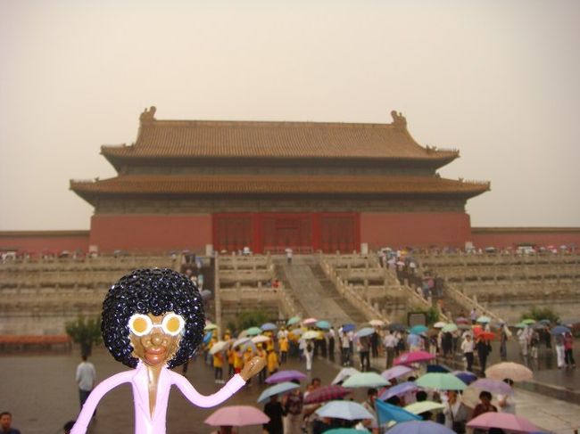 06/14/08<br /><br />今日やって来たのは、毛沢東の大きな写真が掲げられた天安門と世界遺産の故宮。お寺や神社などの歴史ある建物が大好きななみお♪　さすが故宮、素晴らしい建築物が一杯！！　屋根に乗った陶器っぽい置物？！もキュートで興味深いし、石の彫刻も細かくて興奮しまくりのなみお。日本の文化は、やはり中国の影響が大きいなぁと感じずにはいられなかった。<br />