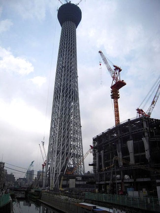 「東京スカイツリー」<br />2008年７月１４日「安全祈願祭」「起工式典」建設工事に着手<br />予定としては２００９年８月頃にはタワーの鉄骨が約２００ｍの高さまで組立てられ、さらに２０１０年１１月頃には４５０ｍの第二展望台まで鉄骨組立が完了し、アンテナ部分にあたる工事も行なわれ、２０１１年１２月頃の竣工を目指しています。<br /><br />建設中の「東京スカイツリー」を観てみたいを本日決行です。