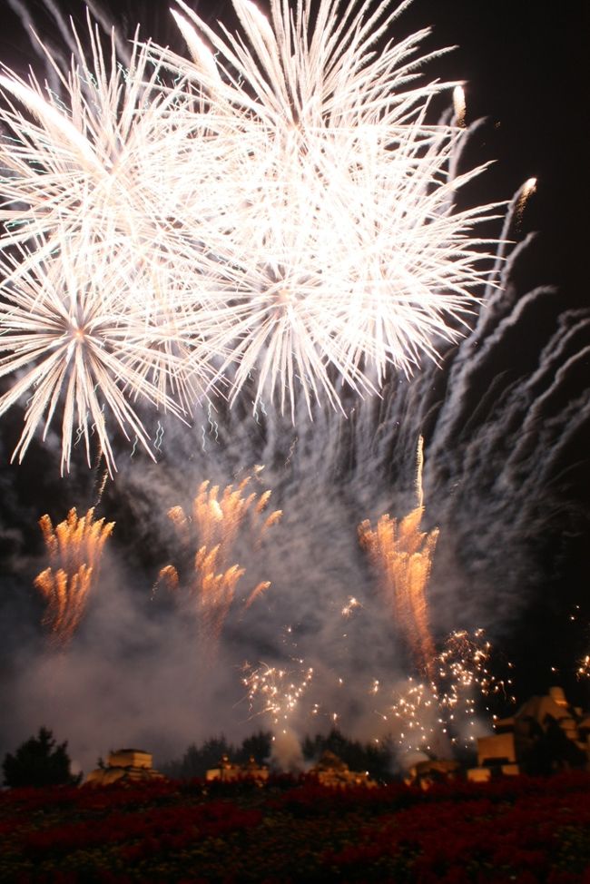 『2010吹上浜砂の祭典』に行ってきました。<br />今回は花火を鑑賞する予定で午後2時に鹿児島市を出発したので午後から帰る車があり、祭典近くの駐車場に止めることができました。花火の後の帰りの車の渋滞も少しは避けることができました。<br />日程<br /><br />4月29日<br /> 宮島sa ⇒ 壇ノ浦pa <br /><br />4月30日<br /> 壇ノ浦pa ⇒ 唐津城 ⇒ 七つ釜 ⇒ 呼子 ⇒ 名護屋城跡 ⇒ 平戸大橋 ⇒ 田平天主堂 ⇒ 弓張岳 ⇒ 展海峰 ⇒ 石岳 ⇒ 花みずき温泉<br /><br />5月1日<br /> 仙水峡 ⇒ 長寿ヶ丘公園 ⇒ 阿蘇ファームビレッジ ⇒ 草千里 ⇒ 阿蘇火口 ⇒ 南阿蘇休暇村<br /><br />5月2日<br /> 白川水源 ⇒ サンセットブリッジ ⇒ 吹上げ浜砂の祭典<br /><br />5月3日<br /> 生駒高原 ⇒ えびの高原 ⇒ 曽木の滝<br /><br />5月4日<br /> 鹿児島市内(吉野公園 ⇒ 寺山公園 ⇒長島美術館 )<br />