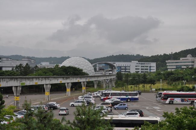 2010年2月にJALで韓国旅行したため、JALのマイレージが10,000マイル少し貯まりました。<br /> しかしながら、マイルの一部が失効してしまうため、国内線2区間でも乗ってこようかなと考えていたら、国際特典航空券ディスカウントマイルのお知らせが。何と韓国へ10,800マイルで行け、それも国内線乗り継ぎもマイル加算が不要というおいしいお話、こりゃ行かなきゃ損でしょう、ということでさっそく予約を入れてしまいました。(笑)<br /> 仕事の休みを最低限に、かつ韓国の鉄道には乗れるだけ乗りたい、2010年6月25日午後から27日までの2泊3日で出かけてきました。<br /> 麗水駅から益山駅までムグンファ号、益山駅からはKTX号に乗り、大田市へ向かいます。<br />