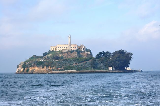 サンフランシスコ2日目。<br />この日は午前中は脱出不可能な監獄として有名なアルカトラズ島の観光。<br />そして午後はカリフォルニア大学バークレー校の街、バークレーを訪れました。<br /><br />彼は『ザ・ロック』や『アルカトラズからの脱出』のDVDで予習済み。<br />そして帰国後に再度鑑賞して復習（笑）。<br /><br />行かれる方はDVDで予習して行かれると映画のロケ地としての<br />島も楽しめて、より楽しいかもしれません♪