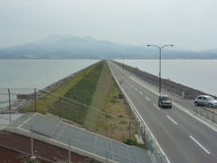 雲仙のあの有名な干拓道路から有明海沿岸で牡蠣を食べる