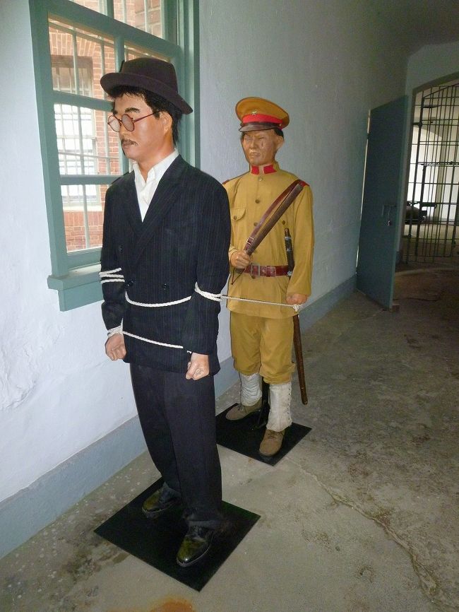 西大門刑務所の獄舎横で、短い足を机の上に上げている尊大な態度の刑務官人形が印象的でした。韓国人の目線で、当時の日本人の象徴的な姿を表したように思われました。