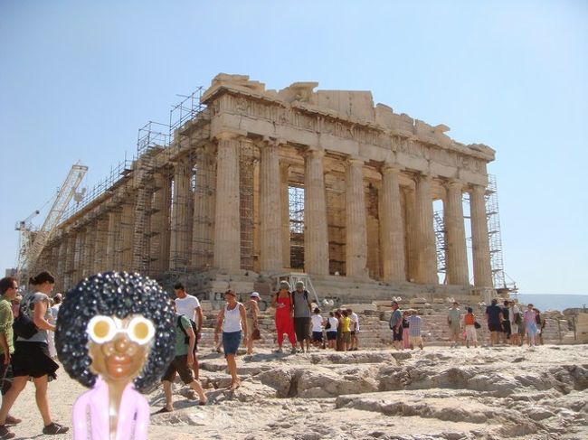 09/07/08<br /><br />古代と現代が、うまい具合に融合された都市になぜか惹かれる。大都会の真ん中で遺跡を見付けると、突然大昔にタイムスリップしたかのような錯覚に陥る。そんな気持ちにさせてくれたのがアテネのアクロポリスだ。<br /><br />今まで沢山の遺跡を見てきたけど、これほど古い遺跡は初めてなんじゃないかと思う。今から2500年以上前の遺跡なんて気が遠くなる程大昔だし、一部工事中ではあったけどアテネの象徴パルテノン神殿を見上げたとき、古代のロマンを感じてか胸がザワザワした。<br /><br />遺跡見学をしていると、にーちゃん1人＆キレイ目の女の子数人のグループが目についた。遺跡や彫像の前で女の子達がモデルのようにポーズを決め、にーちゃんが写真を撮るというカンジで観光をしているようだった。そのときは、どういうグループなんだろうと思ったぐらいで特に気にもしなかった。<br /><br />パルテノン神殿を遠くに望む場所で写真を撮って貰いたいと思い、周りを見渡すと、先ほどのなんちゃってモデル＆なんちゃってカメラマンのにーちゃんしか見当たらなかった。ちょっとためらいつつも、写真を頼むと、なんちゃってカメラマンのにーちゃんは、快く応じてくれた。<br /><br />撮って欲しい方向に向かうと、にーちゃんは、気を利かせていろんな角度から何枚も写真を撮ってくれた♪<br /><br />「とってもいい写真が撮れたよ！！」<br /><br />自信満々になみおにデジカメを返してくれたにーちゃん。いちお女の子達を連れて、ヨサゲなカメラで撮影してるから、結構期待出来るのではと、デジカメでチェックすると、固まってしまった（苦笑）パルテノン神殿は、おろか、ちょっぴり丘が写ってるだけで、なみおのドアップの写真ばかりなのだ！！　考えてみれば、納得なのだ・・・なんちゃってカメラマンのにーちゃんは、遺跡はあくまでもバックグラウンドにちょっこと写っていればいいだけのオマケで、メインは、なんちゃってモデルのおねーちゃん達なのだ。そんな彼女達を沢山撮っていた後になみおを撮ったのだから、納得と言えば納得の写真なのだ・・・あくまでも主役は、なみおのみ・・・（笑）<br /><br />いちお、なんちゃってカメラマンのにーちゃんに笑顔でお礼を言い、どうしてももっとマトモな写真を撮ってもらいたいなみおは、別の観光客が通り掛かるのを待つことに（笑）ありがたいことに、次に写真を撮ってくれたオジサンは、フツーの感性を持つ人で、納得いくものに仕上がって安心した（笑）