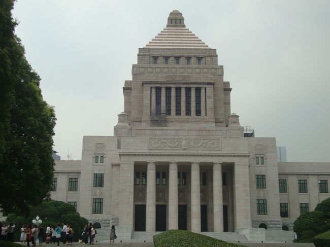 国会議事堂の前を通っても今まで機会が無かったが初めて見学に行って来ました。今回は衆議院(本会議場）です。<br />国会議事堂は７０年以上の歴史の有る建物です。<br />地上３階地下１階（一部４階，塔屋付）衆議院は正面から見て左側。参議院は右側です。<br />衆議院の定数は４８０名・任期は４年(解散すれば地位を失う)参議院の定数は２４２名・任期は６年(３年ごとに半数改選）<br />参議院選が近いので参観者が多かったです。<br /><br /><br />