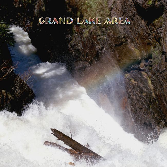 このアルバムには　グランド湖(Grand Lake) 周辺の３つの場所を掲載しています。  Grand Lake は　湖の名前と、その名の町名にもなっています。<br /><br />（１）グランド湖の南西にある湖が　シャドウ　マウンテン　レーク(Shadow Mountain Lake)。　　湖の東にある山が　海抜10155フィート（3095メートル）の　シャドウ　マウンテン。<br /><br />（２）　アダムスの滝(Adams Falls)。　　グランド湖の町の東端から約１キロのトレールを歩くと　アダムスの滝。　　ロッキー山脈国立公園の入口を入らないので、この滝が公園内と云う感じがしないのですが、国立公園の西側にあります。<br /><br />（３）グランド湖の町。　　ロッキーマウンテン国立公園の東にある町、エステス　パーク(Estes Park)　を玄関口だとすると、この西の入口にあるグランド湖の町は裏口。　