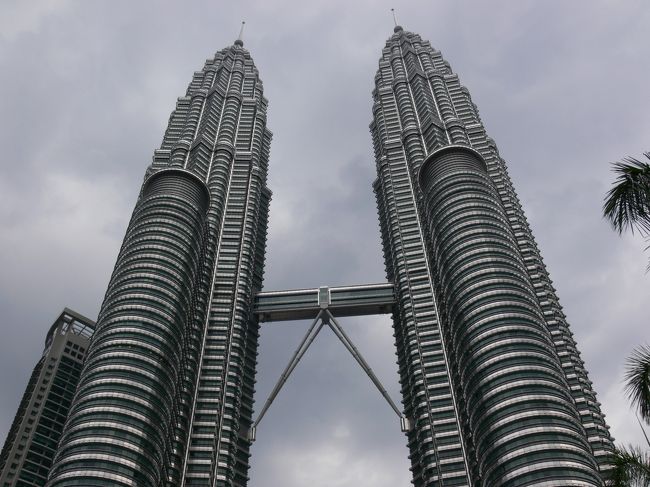 少し早く休みを取ってのGW。<br /><br />4月25日から5月5日までの11日間のマレーシアへの旅。以前放送された大沢たかお主演のテレビドラマ「深夜特急 マレーシア編」のつもりでマレーシアへと向かった。<br /><br />日程は、<br /><br />4月25日 日本→ソウル経由でマレーシア クアラルンプール<br />4月26日 ペナン島<br />4月27日 ペナン島<br />4月28日 ペナン島<br />4月29日 ペナン島→クアラルンプール→マラッカ<br />4月30日 マラッカ<br />5月 1日 マラッカ<br />5月 2日 マラッカ→クアラルンプール<br />5月 3日 クアラルンプール<br />5月 4日 クアラルンプール 深夜→ソウル<br />5月 5日 ソウル→日本<br /><br />今回は、クアラルンプール 1日目。<br /><br />長編旅行記は、こちら↓<br /><br /> http://www.geocities.jp/ash_la_pon/malaysia2010-date.htm <br />