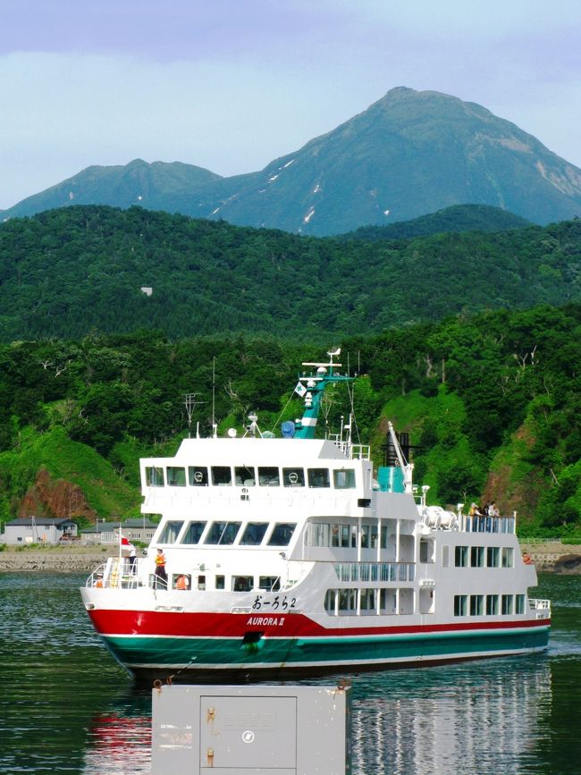 知床観光の中心地「ウトロ」。知床半島の北側海岸沿いにホテルや旅館・民宿が点在する港町で温泉郷にもなっています。ウトロ港は漁港であることはもちろん、知床半島を海からウオッチンする遊覧観光船・小型船クルーザーの発着する場所です。（http://www.tabi-hokkaido.co.jp/shiretoko_inns/tour_guide.htmlより引用）<br /><br />知床旅情については・・<br />http://www.youtube.com/watch?v=T40Tx2WS6Ag<br />http://www.youtube.com/watch?v=H3JtqXVcca4<br /><br />知床国立公園については・・<br />http://www.env.go.jp/park/shiretoko/index.html<br />http://www.shiretoko.asia/<br />http://www.tabi-hokkaido.co.jp/shiretoko_inns/index.html<br /><br />斜里町については・・<br />http://www.town.shari.hokkaido.jp/<br />http://www.town.shari.hokkaido.jp/shiretoko/index.htm<br />http://www.town.shari.hokkaido.jp/shiretoko/point/index.htm<br /><br />「知床半島」のすべてを船で巡る！道東４日間<br />2日目・・6月28日(月)<br />阿寒湖温泉 【7:30頃】発  =  「摩周湖」【約20分】 =<br />   世界自然遺産「知床」を観光・・オシンコシンの滝・オロンコ岩・プュニ岬 ・知床峠・知床五湖散策（1湖、2湖）【約60分：ガイド付き】・フレペの滝散策【約60分：ガイド付き】= 知床ウトロ温泉【15:30頃】　　  <br /> 　ウトロ  知床グランドホテル 北こぶし（泊）<br /><br />道東旅行記のトラックバック先は・・<br />http://4travel.jp/traveler/maki322/album/10475274/<br />
