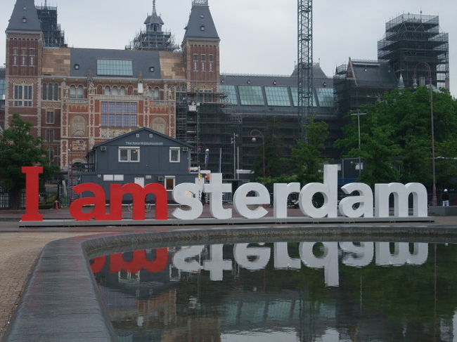 2010年夏休みのメインは「風車の景色でのんびりする♪」<br />キンデルダイクから始まったオランダ観光ですが<br />なかなか見所満載じゃ有りませんかぁ〜？<br /><br />その昔は、世界を先駆けていた国だよネ？<br />（ 蘭学・東インド会社・・・）<br />美術館関連も多いし、アムステルダムでは3泊しましょう♪<br /><br />帰国後振り返ると、アムスではナイスな写真が少ない・・・<br />雨に降られちゃったせいかな？<br />朝は雨でも昼間晴れて、夕方大雨になったり・・・