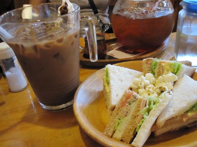 小洒落たカフェも大好きですが、基本的には純喫茶等の渋い系の喫茶店や面白いお店が大好きなんです。<br /><br />前から気になっていたシノワールで有名なコメダ珈琲とジャンボドリンクで有名な喫茶屋ＯＢを目指してお散歩がてらミニ旅に出てみました。<br /><br />