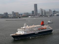 横浜ベイブリッジ・スカイウォークから豪華客船を送迎！