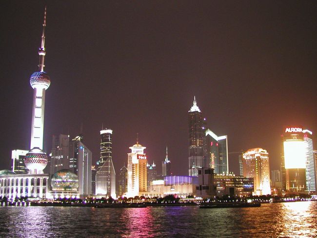 2006年の大晦日<br />上海の夜景を楽しんだ後<br />ホテルでのんびりと<br />カウントダウン後はホテルから見えた花火を楽しみながら<br />2007年を迎えました。<br />