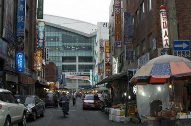 今回は街歩きをしながら、なんとなく撮影した物です。<br />釜山→東大邸→釜山と２日目の様子です。<br />前日が大雨だったのでチャガルチ市場からスタートです。