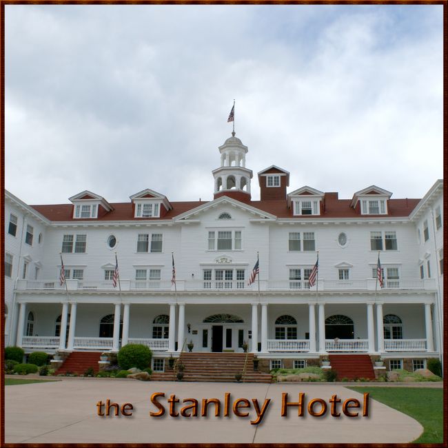 ロッキーマウンテン国立公園の東の入口にある町が　エステス　パーク(Estes Park)。<br /><br />そのエステスパークの　ランドマーク　が　このスタンレー(Stanley)ホテルなのです。<br /><br />天皇陛下（明仁親王）も宿泊されたことのあるホテルなのですが、アメリカ人には　”幽霊が出没する”ので知られています。