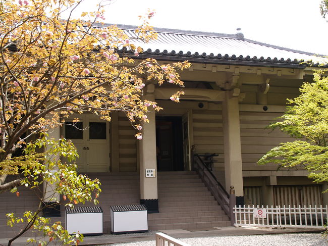 　鎌倉鶴岡八幡宮境内端、白幡神社前には鎌倉国宝館がある。鎌倉国宝館は、関東大震災（大正12年（1923年））を契機にして、鎌倉社寺の貴重な文化財を保護し、拝観、見学できる展示施設として、昭和3年（1928年）に建設された。建物は、奈良の正倉院を模した鉄筋コンクリート製高床式校倉風建築であり、歌舞伎座などの設計で知られる岡田信一郎氏の設計である。平成14年（2002年）に国の登録有形文化財に登録されている。<br />　これまでに何度も訪れているが、土日祝日は鎌倉駅が混むので、雨の日とか、桜が散った後とか、外して出かけていた。博物館は薄暗いものと相場が決まっているが、ここ鎌倉国宝館ではエントランスや廊下などが少ないため、その感を強く受け、展示場と収蔵庫しかない実用一点張りの博物館と思っていた。建設の趣旨を知っていたし、源頼朝公没後800年祭（1999年）の国宝展も文化庁の許可を取ってまでも直会殿（参集殿）で催したくらいだから、まさか登録有形文化財になるなど思いもよらないことであった。国宝展示ではこうした施設が使用されることは異例であり、鎌倉国宝館で開催されるものと思っていたくらいだったから。国宝展示はどこでもできる訳ではなく、最近では新潟市美術館（新潟市）から新潟県立近代美術館（長岡市）に土壇場で変更になった例がある。博物館好きの私は鎌倉国宝館も大銀杏の木も見慣れていたが、鎌倉国宝館が登録有形文化財になっていたことを知ったのは大銀杏の木がもう見られなくなってからである。鎌倉のことを知っているようで知らない例である。<br />（表紙写真は鎌倉国宝館）