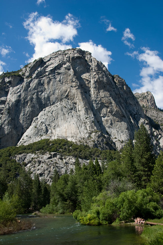 カリフォルニア州シエラネバダ山中に隣接するふたつの国立公園、セコイア＆キングスキャニオンの自然に癒されて来ました。<br /><br />樹齢2000年を超える巨木の森や草原、ハイキングには最適です。<br /><br />Sequoia and Kings Canyon National Parks:<br />http://www.nps.gov/seki/