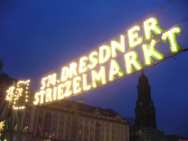 先日の『テレビでドイツ語』のタイトルは<br />Ich fahre nach Dresden.（ドレスデンに行きます）でした。<br />そんなつながりで←(^∇^)？　旅行記を書きたくなりデジカメデーターを引っ張り出してきました。<br /><br />ドレスデンは人口51万人のザクセン州の州都<br />6世紀末ごろからスラブ民族たちが住み着き、エルベ川の水路を利用した商業都市として発展したこの町に、13世紀にはレジデンツや教会が建設され、強王フリードリヒ･アウグスト1世（在位1694〜1733）の時代にはツヴィンガー宮殿やカトリック宮廷教会など沢山の美しい建物が立ちました。<br /><br />しかし他のドイツの都市と同様にこの町も空襲で壊滅的な被害を被りました。<br />1945年2月、少なくとも6万人の死者が出たのだそうです。<br /><br />町は再建されても人は戻れない。<br />ドイツの町には　第二次世界大戦の爪痕を伝えるものも多くあり、観光を楽しみながら平和の大切さを教えられます。<br />