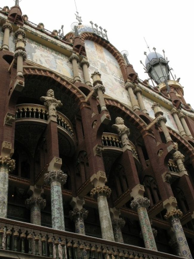 ④バルセロナ　カタルーニャ音楽堂＆その周辺<br /><br />10/19/08<br /><br />王の広場、グエル邸を経由し、カタルーニャ音楽堂に向かった。ここはガイド付きで完全予約制。内部は写真不可で世界遺産なのに・・・と残念だったけど、とてもよかった。天井の丸く突き出たカラフルなステンドグラス、舞台には上半身半分の様々な楽器を持つ女性の彫刻、下半身はカラフルなモザイクというようにかなり凝った内装でお花だらけだった。ここでコンサートを見れたら最高だろうなぁと思った。