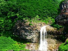 道東-19　知床岬航路B:カムイワッカの滝に接近し　☆海に落ちる水流
