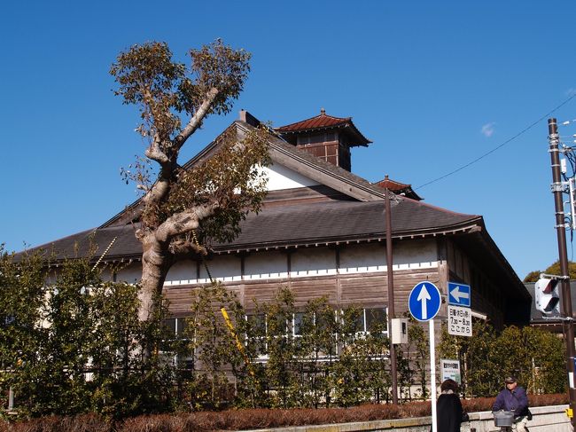 　鎌倉市立御成町にある鎌倉市立御成小学校には古風な校舎が残されている。昭和6年（1931年）8月に鎌倉御用邸が廃止され、この御用邸跡地に小学校が建てられ、昭和8年（1933年）12月に落成した。現在も、鎌倉らしい重厚さのある木造平屋建てのかつての講堂であった建物が保存されている。屋根の上にある２つの望楼が特徴的ある、また、校舎の建替え時に鎌倉時代の屋敷跡が発見されている。今小路西遺跡である。<br />　鎌倉時代にはこのあたりには問注所が建っていたとされる。<br />（表紙写真は鎌倉市立御成小学校旧講堂）
