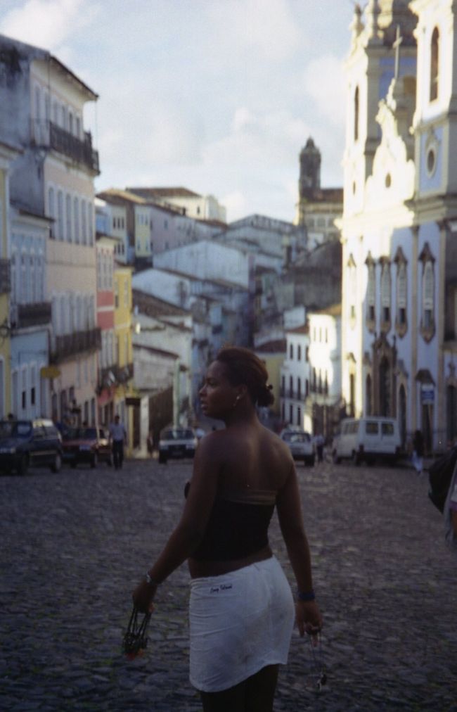 RIO〜サルバドール空港(以下SSA)へ。<br />サルバドールはブラジル建国時の首都だった所で、砂糖及び奴隷の貿易で栄えた街。黒人さんの比率が高い。サンバ、カポエイラ等の発祥の地でもある。<br /><br />旧市街から離れたホテル に宿泊。辺りで唯一の４つ星だったがベッドルームの照明はベッドサイドのスタンドのみで天井にはコンセントすらない。空調は無く窓が開いたままペンキで塗り固められている状態。<br /><br />旧市街にタクシーで向かい、ローカルツアーに参加。英語ツアーだったがポルトガル訛りの英語でヒアリングに苦労。一緒に参加した白人さんがガイドさんに質問をしまくると「説明出来ない」「質問が解らない」面白いツアーだった。最後にローカルフードレストランへ。<br /><br />サンバやカポエイラを見ながら食べるビュッフェレストラン。<br />豆と豚肉の内臓などを煮込んだ料理、フェイジョアーダが何種類もあった。もともと奴隷として連れて来られた黒人さんが残った食材で飢えを凌いだ食べ物だが、今は肉ばかり食べているブラジル人がお腹を休ませる目的で土曜日に食べる代表的なメニューに。ご飯に混ぜて食べる。塩味が利いていて旨い。<br /><br />赤道に近いからか冬だというのに暑い。昼間からビールが進む。海も近く、大西洋の海水を舐めてみたりする。<br /><br />翌日はのんびり歩いてみる。旧市街の史跡を見ていると、奥さんが中華料理が食べたいと言う。現地の食事になんら不満は無かったが、地球の裏側の中華料理に惹かれて行ってみた。<br /><br />春巻:春巻自体はそれっぽいものだが、横にあるチリソースらしきものが怪しい。舐めてみるとイチゴジャム！<br />焼きそば:麺はインスタントラーメンの麺を茹でたもの。味付けはそれなりだが、UFOや一平ちゃんがあればそっちを選ぶレベル。<br />チャーハン:見た目は一番それっぽいが塩味、旨味に欠けるもの。テーブルにあった破天荒という醤油を掛けて食べるとなんとか食べられた。<br />面白い経験が出来た。目でみたものと舌が感じる味がここまで異なるのは初めて。<br /><br />SSAからブラジリア空港をトランジットしてマナウス空港(MAO)へ向かう。