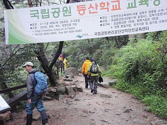 ソウルは北漢山へのハイキングに行ってきました。<br />しかしながら、ソウルも梅雨入り。<br />またしても雨の中のハイキングとなりました。