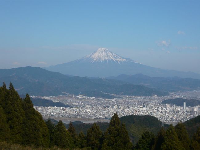 ここ数年、若い人中心に富士山の登山が流行ってますね。<br /><br />先週の９，１０と息子が会社の研修の一環として富士山に初登頂しました。<br />梅雨の晴れ間、すごいラッキーで、ご来光も見れたそうです。<br /><br />それで、数年前富士登山した時の写真思い出しました。<br /><br />表紙の写真は今年の１月静岡で撮影したものです。