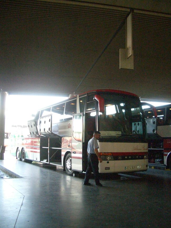 スペインのガイドブックを読むと列車よりバスのネットワークの方が充実しているよ！とのことだったのでバスに乗って国内移動です。<br /><br />スペイン・アンダルシアの荒地をバスがずんずん進んでいくのは結構爽快でしたね。<br /><br />バスは突然乗るよりは前日にバスターミナルでご予約を！<br /><br />---この旅のブログシリーズ<br />（UK編）<br />東京からロンドンへ　そして街並み散策<br />http://4travel.jp/traveler/doctoryellow/album/10440204/<br />ロンドン　自然史博物館<br />http://4travel.jp/traveler/doctoryellow/album/10440717/<br />ロンドン　コベントガーデン　エトセトラ<br />http://4travel.jp/traveler/doctoryellow/album/10441668/<br />ケンブリッジとニューマーケット<br />http://4travel.jp/traveler/doctoryellow/album/10442547/<br />（エスパーニャ編）<br />ライアンに乗ってスペインへ<br />http://4travel.jp/traveler/doctoryellow/album/10443920/<br />ギターの音色を聴きながら？　アルハンブラ宮殿<br />http://4travel.jp/traveler/doctoryellow/album/10473468/<br />情熱の・・・　グラナダ<br />http://4travel.jp/traveler/doctoryellow/album/10479319/<br />バスで移動　グラナダからマラガ<br />http://4travel.jp/traveler/doctoryellow/album/10479590/<br />海峡を越えてみよう！　アルヘシラスとタンジェ<br />http://4travel.jp/traveler/doctoryellow/album/10481868/<br />ぷらぷらと　　マラガ<br />http://4travel.jp/traveler/doctoryellow/album/10485435/<br />（フランス・パリ）<br />ダルタニアン　ユースホステル　　パリ<br />http://4travel.jp/traveler/doctoryellow/album/10487525/<br />プレ・ドゥ・ラルク・ドゥ・トリオンフ　いわゆる凱旋門賞<br />http://4travel.jp/traveler/doctoryellow/album/10487828/