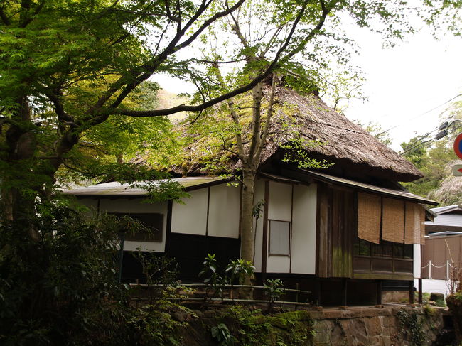 　鎌倉の街は戦災には合わなかったが、関東大震災（大正12年（1923年））で甚大な被害を被ったために、民家や商店などの建物は、大抵は関東大震災以後に再建されたものである。古い民家や古い商店でも高々80年余りしか経ってはいないのだ。<br />　重要文化財になっているのは、大船龍宝寺境内に近くの関谷から移築された旧石井家住宅と京都から移築された茶室・旧一条恵観山荘茶屋があるだけである。国登録有形文化財（建造物）は12件あるが、付属の蔵が各1件に数えられているから、実質9件（9箇所）に過ぎない。これらの国登録有形文化財（建造物）は、市の条例に基づく鎌倉市景観重要建築物として7件が登録されているが2件は洩れている。また、国の「景観法」（平成16年6月18日法律第110号）に基づく景観重要建築物が1件ある。他には、県指定有形文化財（建造物）で覚園寺境内に手広から移築した旧内海家住宅がある。古都鎌倉を標榜する割りには何と貧弱なことか。では、寺社に、と思われようが、こちらもお寒い限りである。奈良や京都ならば、天皇や上皇、摂政・関白・太政大臣や征夷大将軍の最高権力者が創建した寺社が多いのに対し、鎌倉に残るのは征夷大将軍源頼朝が建てた鶴岡八幡宮ぐらいしかない。鎌倉五山といっても北条政子が創建した壽福寺以外は一御家人に過ぎない北条家（3寺）と足利氏（浄妙寺）が創建した寺々でしかないのだ。鎌倉をプアマンズ古都と言う所以である。<br />　まあ、極言すれば、鎌倉は、日本全国に点在する1つの小京都的な町だと言えよう。<br />（表紙写真は明月院前の萱葺き屋根の家）