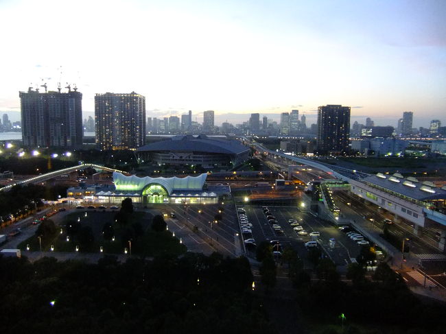 お台場エリアの<br />東京ベイ有明ワシントンホテル に宿泊しました。<br />室内から見える夜景が綺麗です！とクチコミにありましたが。<br />その通りでした！！<br />21階建で14階の部屋でしたがカメラを向けたくなる<br />夜景でした。