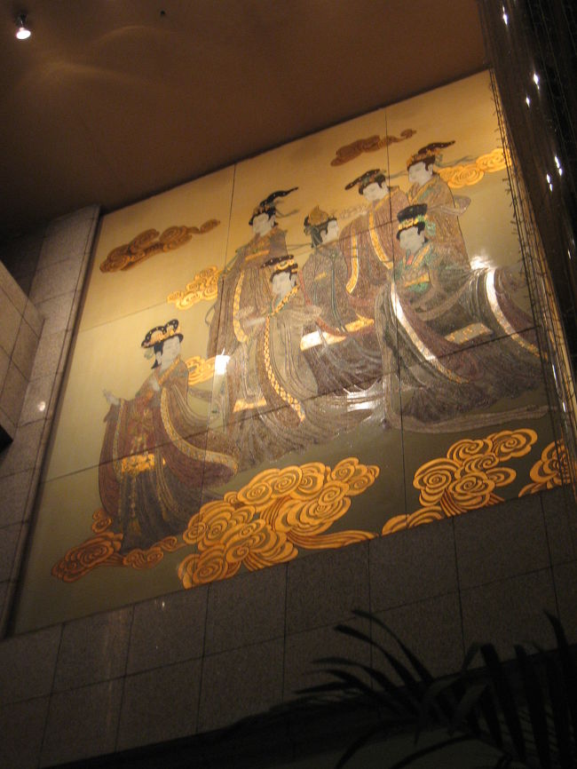 さらば西安。お帰りだー。<br />早朝、ホテルの壁画。<br />