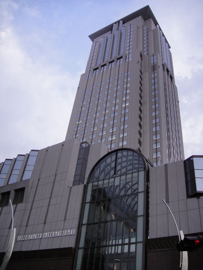 今回は自宅からすぐ近くですが、妻の少し遅れた誕生日と息子のハーフバースデイ(生後6カ月)を祝う為に、ホテル阪急インタナショナルのインターナショナルスイート(110?)を予約して、ゆっくりシティーリゾートを満喫してきました。<br /><br />ホテル阪急は2010年度版ミシュランガイドのホテル部門にも『最上級の快適』とする4パビリオンとして掲載されています。<br /><br />今回はホテルのお部屋に関してがメインです。<br /><br />自宅から近すぎて観光は一切ございません。<br /><br />ご了解の上、閲覧いただき、今後の宿泊の参考になればと思います。