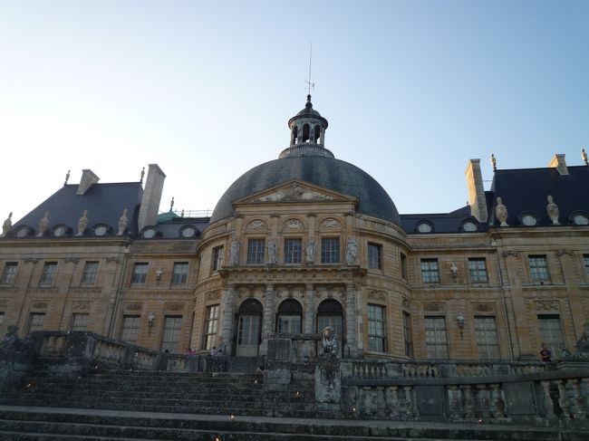 ニコラ・フーケ(Nicolas Fouquet)の城として知られる　ヴォー・ル・ヴォコント城(Chateau Vaux-le Vicomte)は　パリから南東に約40キロの位置にある。<br /><br />行ってみたいと思いつつも、交通の便が悪い場所にあり、なかなか行くチャンスがなかったんだけど、今回は　自分の誕生日をロマンチックな場所で過ごしたい、と思って出かけてきた。<br /><br />お城はもちろん昼間に見学するのが普通なんだけど、このお城の粋なところは　毎年　夏の土曜の夜だけ、ロウソクを城内、庭園に灯して　電気のなかった中世の時代と同じようにライトアップする。「キャンドルナイト」と呼ばれる、その夜は　昼間の見学が終った後、午後8時から　再びお城の見学ができるようになっている。<br /><br />私たちも夜のライトアップを見るために　夕方頃から出かける。でも、思った以上に　庭園も広くて、今思えば　もっと　早い時間から出かけておけばよかったな、なんて思う。<br /><br />フランスの夏の夜は10時を過ぎないと暗くならないので、6時ぐらいからライトアップが始まるんだけど、庭園のほうは　まだまだ日中と変わらない。それでも、城内は　当時と同じように　薄暗い。ライトアップされて、ロマンチックでもあり、ちょっと不気味でもある。（観光客がいっぱいいるからいいけど、一人なら　城内をウロウロできなさそう！）<br /><br />17世紀、ニコラ･フーケはフランスの大蔵卿でした。当時の王様、ルイ14世を城に招待して豪華な祝典を催した結果、「王より豪奢な城館を持つ」と不興をかい、公金横領罪で逮捕されてしまいました。このヴォー・ル・ヴィコント城が、後に、ルイ14世が　彼の城に負けないぐらい豪華なヴィルサイユ宮殿を造らせるきっかけをつくったのです。<br /><br />私たちは　駅からお城までのシャトルバスの時間があるから　駆け足で見たけれど、ほんとに美しい庭園と、豪華爛漫なお城。もう1度　ゆっくり見学に来たいと思います。