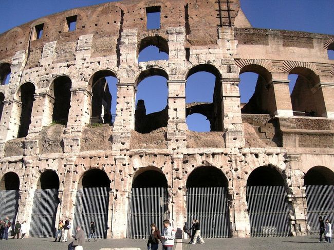 イタリアに行くのであれば絶対見たかったコロッセオ！<br />古代ローマ時代からそのまま残っているなんてすごい！