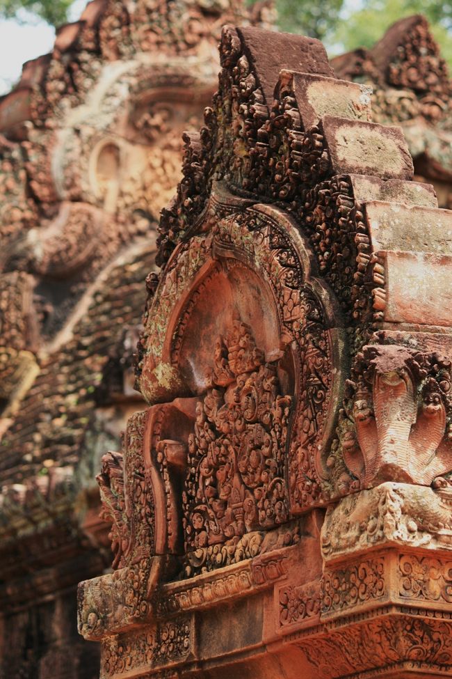 今回のカンボジア旅行は、アンコール・ワット以外の遺跡観光も含まれていた。<br />中心部から車で1時間ほどで行ける「バンテアイ・スレイ」へ～<br />レリーフが最も美しく残っている遺跡である。