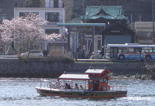 横須賀市浦賀には浦賀湾を真ん中に西岸と東岸双方に叶神社という神社があります。源頼朝が源氏再興・鎌倉幕府成立の大願が叶ったことから叶大明神と称して神社が創立されたのが起源とされていますが、東西叶神社の関係、何で二つあるのかは、はっきりしたところはわかりません。<br />縁結びに御利益があるそうです。<br /><br />http://pub.ne.jp/yukimi/?cat_id=89298