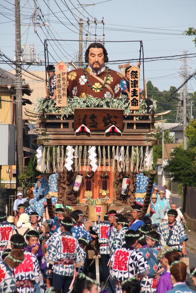 梅雨が明け、厳しい暑さとなりましたが、今年もやって来ました佐原の大祭・夏祭り。<br />祭りを見物する方も大変ですが、山車を曳き回す人達はもっと大変、若くないとできないですね。<br /><br />佐原の大祭は、７月の夏祭りと１０月の秋祭りの年２回行われ、<br />夏祭りは、小野川の東側の八坂神社の祭礼として行われます。<br />豪華な人形山車と、哀愁を帯びた佐原囃子が特徴で、平成１６年に国の重要無形文化財に指定されました。<br /><br />今年は、山車の整列場所がこれまでになく遠くなったのは、警察署長が交代されたことが影響しているとの話も聞かれました。<br /><br />「お江戸みたけりゃ 佐原へござれ 佐原本町江戸まさり」、３００年の伝統を誇る佐原の大祭、何度来ても飽きない魅力があります。 <br /><br />昨年の夏祭りはこちらです。<br />http://4travel.jp/traveler/morino296/album/10355610/