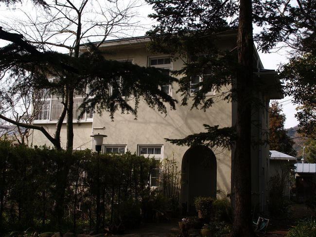 　鎌倉市雪ノ下にある石島邸（旧川喜多家別邸）は、川喜多邸跡に2010年4月1日にオープンした鎌倉市川喜多映画記念館のはす向かいにあり、大正末から昭和初期に建てられたといわれている木造2階建の洋館が木立に囲まれて建っている。映画を通じて国際交流に尽力した川喜多長政・かしこ夫妻の別邸として長く使用されていた。<br />　鎌倉市景観重要建築物第15号（平成9年（1997年）指定）になっている。しかし、鎌倉市景観重要建築物（指定第15号）「石島邸」プレートは設置していないために気が付かなかった。石川氏が出てきたので聞いてみて分かった。門があるので、外からは建物も良くは見えない。石島氏のご好意で庭から撮らして頂いた。例の銅版プレートが付いていないのは石島氏が要望したからだそうだ。銅版プレートがないため、気付いても素敵な洋館のお家程度で行き過ぎてしまう。建物の築年代や歴史のみならず、鎌倉ゆかりの洋館であることが知らされずに残念なことだ。<br />（表紙写真は庭に入って撮った石島邸（旧川喜多家別邸））